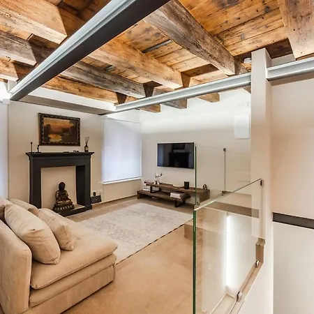 Exclusive Academy House *