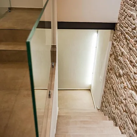 Exclusive Academy House *