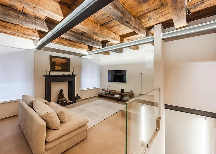 Exclusive Academy House *