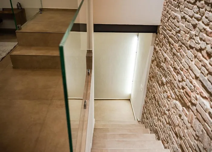 Exclusive Academy House *